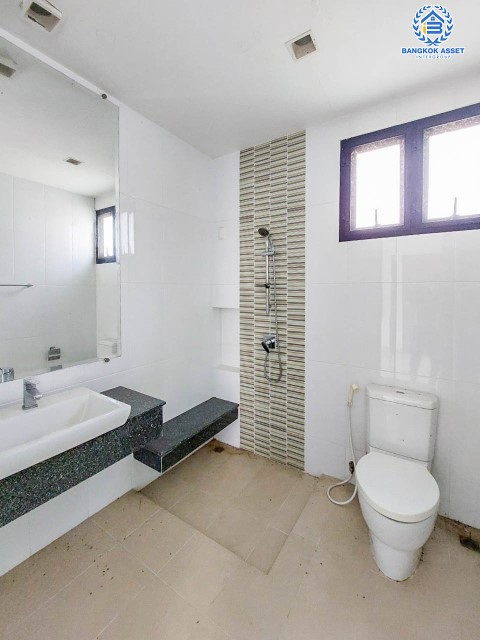 *****บ้านเดี่ยวมือสองย่านกรุงเทพฯ ม.สัมมากร นิมิตใหม่ เนื้อที่กว้าง 90 ตร.ว. ฟังก์ชัน 3 ห้องนอน 3 ห้องน้ำ ที่จอดรถ 3 คัน บ้านพร้อมอยู่ สภาพใหม่เอี่ยม ตั้งบนทำเลเดินทางสะดวก ใกล้ศูนย์การค้าแฟชั่น ไอส์แลนด์ เชื่อต่อถนนหลายสายทั้ง ถนนนิมิตใหม่ ถนนราษฎร์อุทิศ ฯลฯ จองเลย!